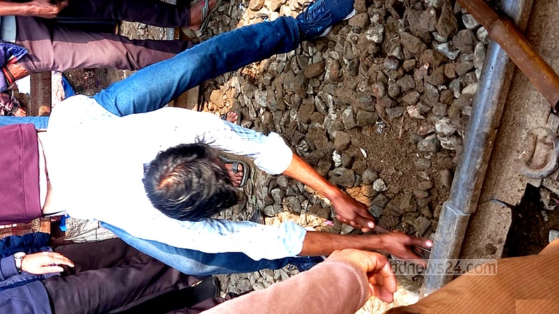 রেলপথে মাছ বাজার: কুষ্টিয়ায় পাত ভেঙে বিলম্বে মধুমতি এক্সপ্রেস