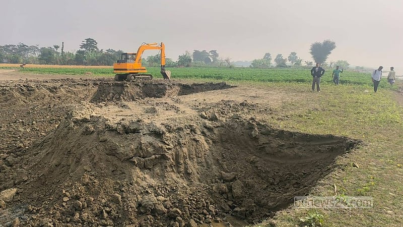 লক্ষ্মীপুরে কৃষি জমির মাটি কাটার দায়ে ৮ লাখ টাকা জরিমানা