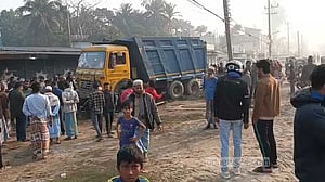 ডাম্প ট্রাকের চাপায় অটোরিকশা আরোহী স্কুলছাত্রীর মৃত্যু