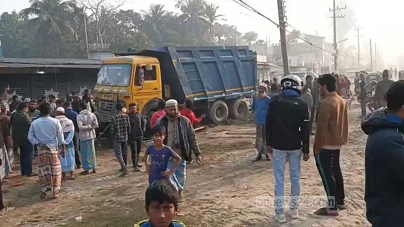 ডাম্প ট্রাকের চাপায় অটোরিকশা আরোহী স্কুলছাত্রীর মৃত্যু