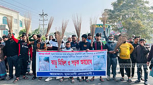 সড়ক সংস্কারে অনিয়ম: লক্ষ্মীপুরে মহাসড়ক অবরোধ করে ঝাড়ু মিছিল