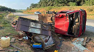 মালয়েশিয়ায় লরি উল্টে ২ বাংলাদেশি শ্রমিক নিহত