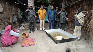 খেজুরের রস ছাড়াই তৈরি হচ্ছিল গুড়!