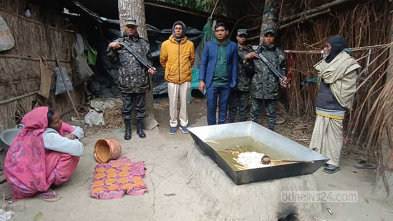 খেজুরের রস ছাড়াই তৈরি হচ্ছিল গুড়!