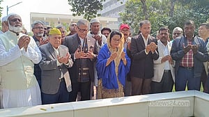 মানিকগঞ্জ-৩: বাবার কবর জিয়ারত করে বিএনপি প্রার্থী রিতার গণসংযোগ শুরু