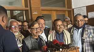 মান্নার প্রার্থিতা এক আসনে বাতিল হলেও আরেকখানে বৈধ কেন?