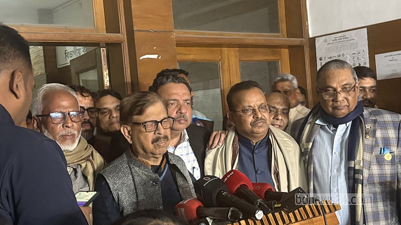 ‘মব করে’ মনোনয়নপত্র বাতিল ‘করা হচ্ছে’: মান্না