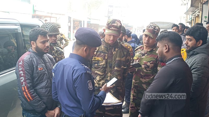 মেহেরপুর জামায়াত আমিরের গাড়ি থেকে অস্ত্রসহ আটক ৩ কর্মী