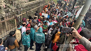 এবার চাঁদাবাজির বিরুদ্ধে রাস্তায় বাসা-বাড়ি থেকে আবর্জনা সংগ্রহকারীরা