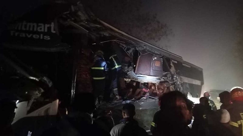 মীরসরাইয়ে দাঁড়িয়ে থাকা ট্রাকে ধাক্কা বাসের, নিহত ৩