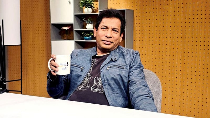 বই নিয়ে কেন শুটিং সেটে যান মোশাররফ করিম?