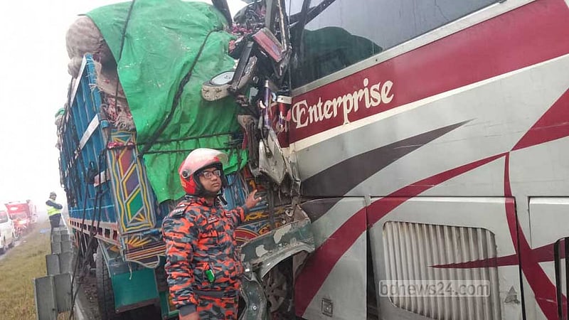 মুন্সীগঞ্জে এক্সপ্রেসওয়েতে আলাদা দুর্ঘটনায় নিহত ৩, আহত ১৫