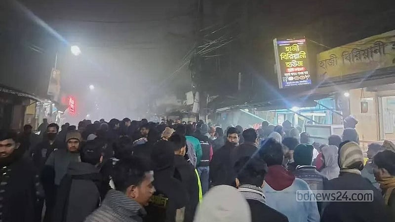 খাবারের খোঁজে বেরিয়ে বহিরাগতদের হামলায় বাকৃবির ৫ শিক্ষার্থী আহত