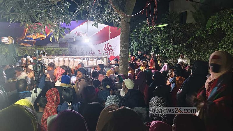 উত্তরায় আগুনে ৬ জনের মৃত্যু: পাশাপাশি খোঁড়া হচ্ছে তিন কবর, গ্রামজুড়ে শোক