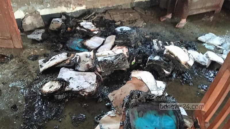 ময়মনসিংহে গ্রামীণ ব্যাংক কার্যালয়ে অগ্নিসংযোগ, পুড়ল আসবাব-নথি