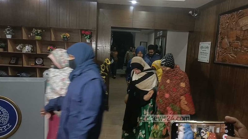 প্রাথমিক শিক্ষক নিয়োগ: নওগাঁয় প্রশ্নপত্র দিতে ‘১৮ লাখ টাকায় চুক্তি’, আটক ১৮
