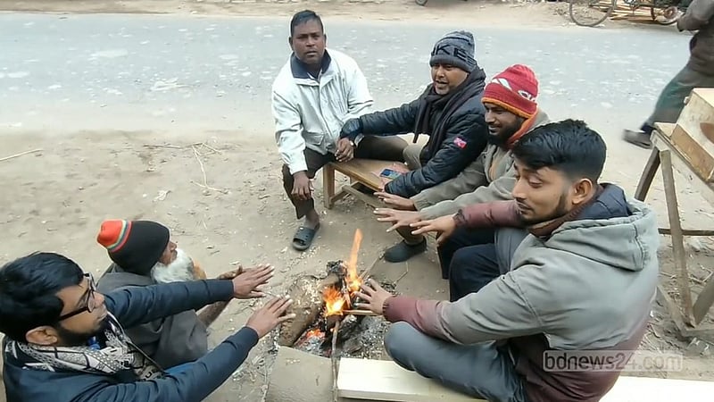 নওগাঁয় তীব্র শীতে বিপর্যস্ত জনজীবন, ক্ষতির মুখে ইরি-বোরো বীজতলা