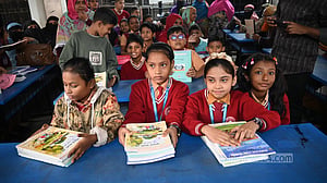 প্রাথমিকে বই পেলেও মাধ্যমিকে সংকট