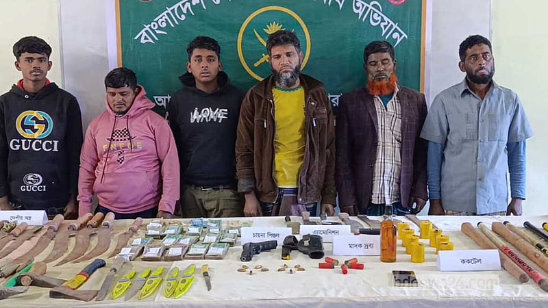 নদীবেষ্টিত কালাপাহাড়িয়া থেকে পুলিশের লুণ্ঠিত অস্ত্র-গুলি উদ্ধার, গ্রেপ্তার ৫