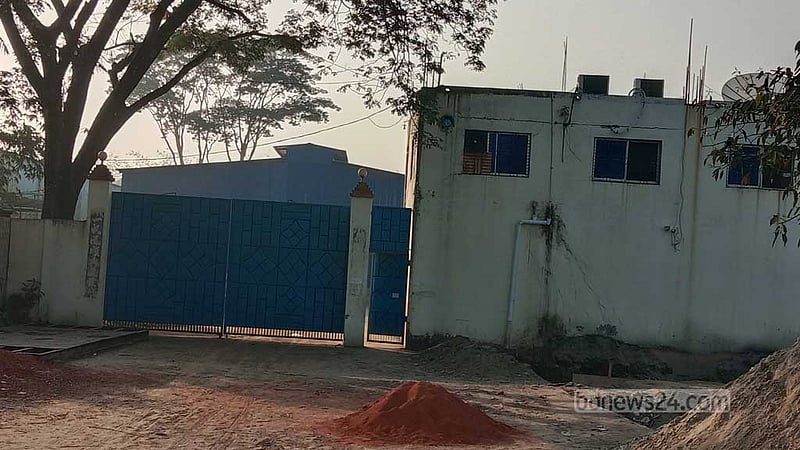 স্কুলের সঙ্গে ব্যাটারি কারখানা, ধোঁয়ায় শিশুদের শ্বাসকষ্ট-চোখজ্বালা