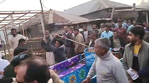 নাটোরে স্বতন্ত্র প্রার্থীর মিছিলে হামলায় আহত ৩, বিএনপির বিরুদ্ধে অভিযোগ