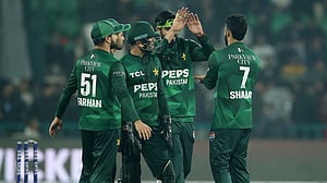 রেকর্ড গড়া জয়ে সিরিজ পাকিস্তানের