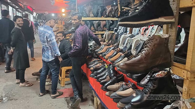 পান্থপথের ফুটপাথে মিলছে কম দামে ব্র্যান্ডের জুতা