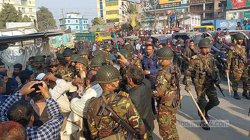 মহাসড়ক আটকে আন্দোলন, পঞ্চগড়ে লাঠিপেটায় আহত ২৬