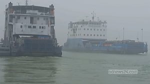 দৌলতদিয়া-পাটুরিয়া নৌপথে ১২ ঘণ্টা পর ফেরি চলাচল শুরু