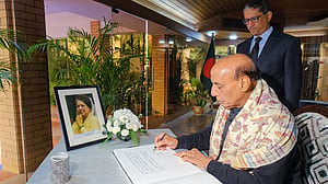 খালেদা জিয়ার জন্য শোকবইতে যা লিখেছেন রাজনাথ সিং
