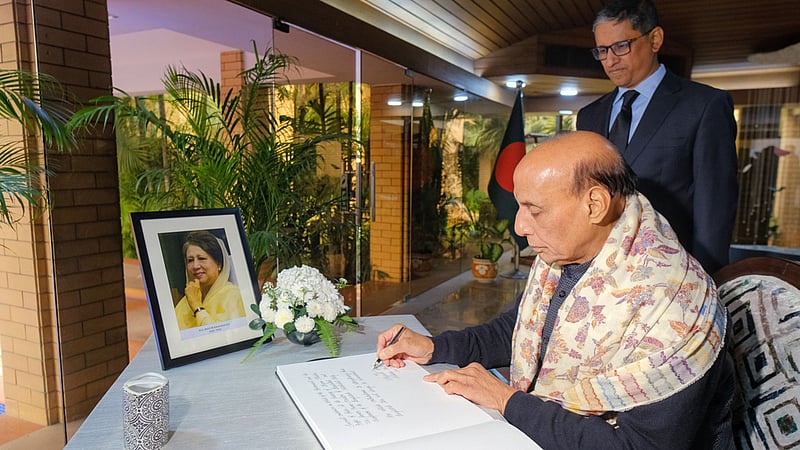 খালেদা জিয়ার জন্য শোকবইতে যা লিখেছেন রাজনাথ সিং