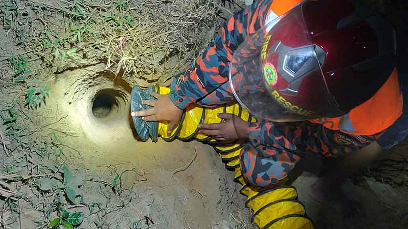 রাউজানে নলকূপের গর্তে পড়া শিশুটিকে বাঁচানো গেল না