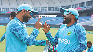 পাকিস্তানের বিশ্বকাপ দলে বাবর, বাদ পড়লেন রউফ