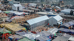 পোড়া কড়াইল বস্তিতে উঠছে নতুন ঘর