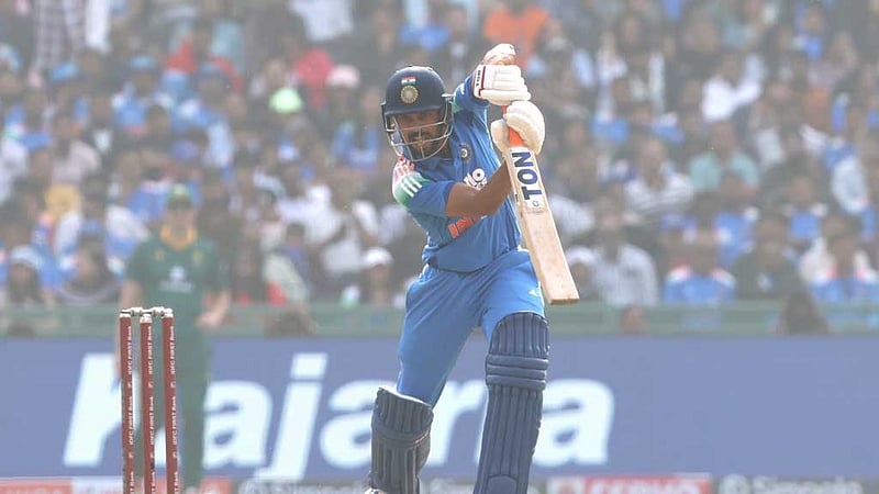 সেঞ্চুরি করেও বাদ রুতুরাজ, ফিরলেন গিল ও শ্রেয়াস