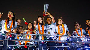 সাফজয়ী নারী ফুটসাল দলকে ছাদখোলা বাসে সংবর্ধনা