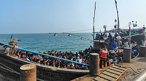 বঙ্গোপসাগরে নারী ও শিশুসহ আটক ২৭৩ জন, ‘যাচ্ছিল মালয়েশিয়া’