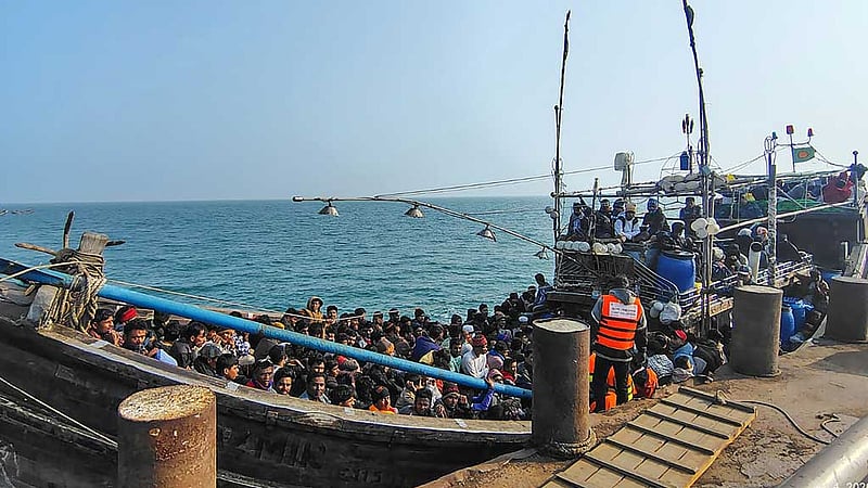 বঙ্গোপসাগরে নারী ও শিশুসহ আটক ২৭৩ জন, ‘যাচ্ছিল মালয়েশিয়া’