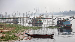 বুড়িগঙ্গার যেখানে সেখানে ড্রেজারে নামছে বালু