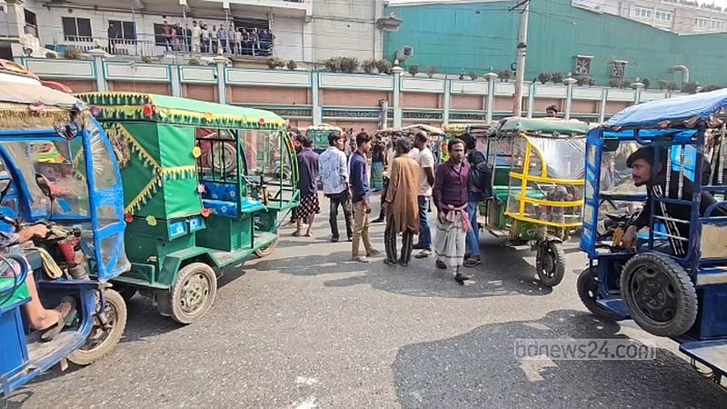 সাভারে রিকশাচালকদের আধা ঘণ্টার মহাসড়ক অবরোধ