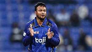 ফাইনালে ওঠার লড়াইয়ে সাকিবের মিতব্যয়ী বোলিং