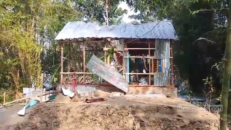 ‘বোমা বানানোর সময়’ বিস্ফোরণ, নিহতের হাতের কব্জিসহ উড়ে যায় ঘরের চাল