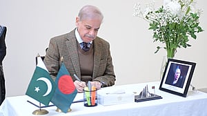 খালেদা জিয়ার প্রতি শ্রদ্ধা জানাতে বাংলাদেশ হাই কমিশনে শেহবাজ শরীফ