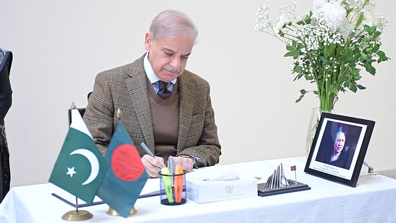 খালেদা জিয়ার প্রতি শ্রদ্ধা জানাতে বাংলাদেশ হাই কমিশনে শেহবাজ শরীফ