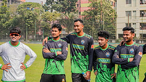 ট্রফির ছবি আঁকছেন অধিনায়ক শেখ মেহেদি