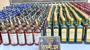 ট্রাকে তল্লাশি করে মিলল বিদেশি মদ, আটক ৩ ‘মাদক বিক্রেতা’