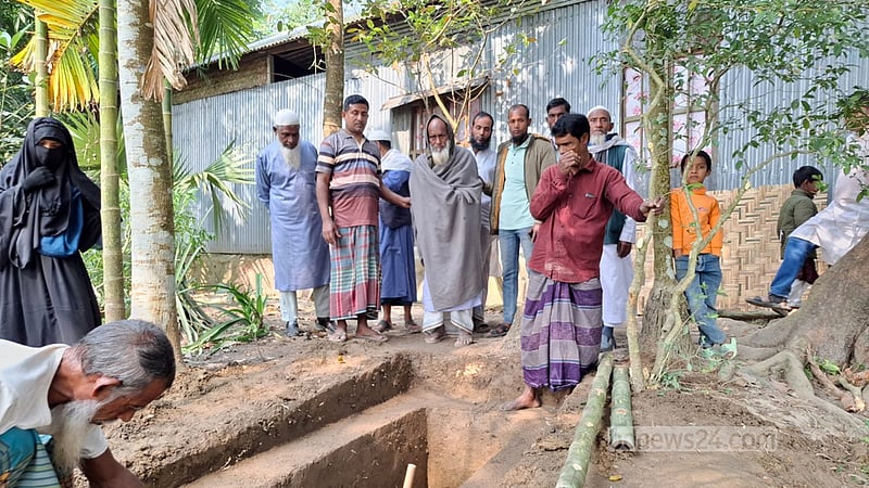 শেরপুরে সংঘর্ষে জামায়াত নেতা নিহত: ছেলের কবর খোঁড়া দেখে নির্বাক বৃদ্ধ বাবা