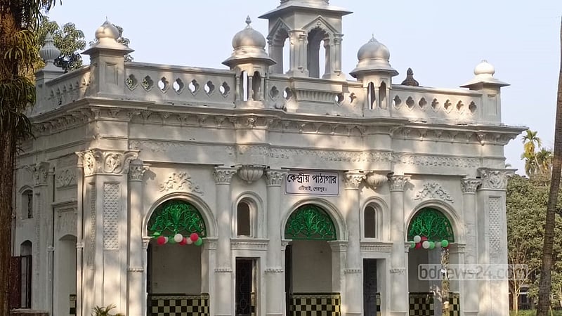 পৌনে দুইশ বছরের ‘রং মহল’ এখন পাঠাগার