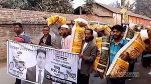 চায়ের সঙ্গে আপ্যায়নের জন্য প্রার্থীকে ৫০ বস্তা মুড়ি উপহার সমর্থকদের