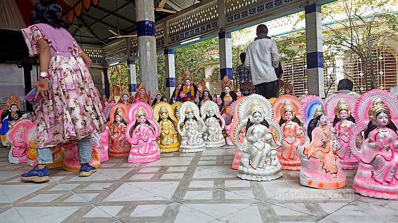 শেরপুরে সরস্বতী পূজা ঘিরে প্রতিমার হাট, উৎসবের আমেজ